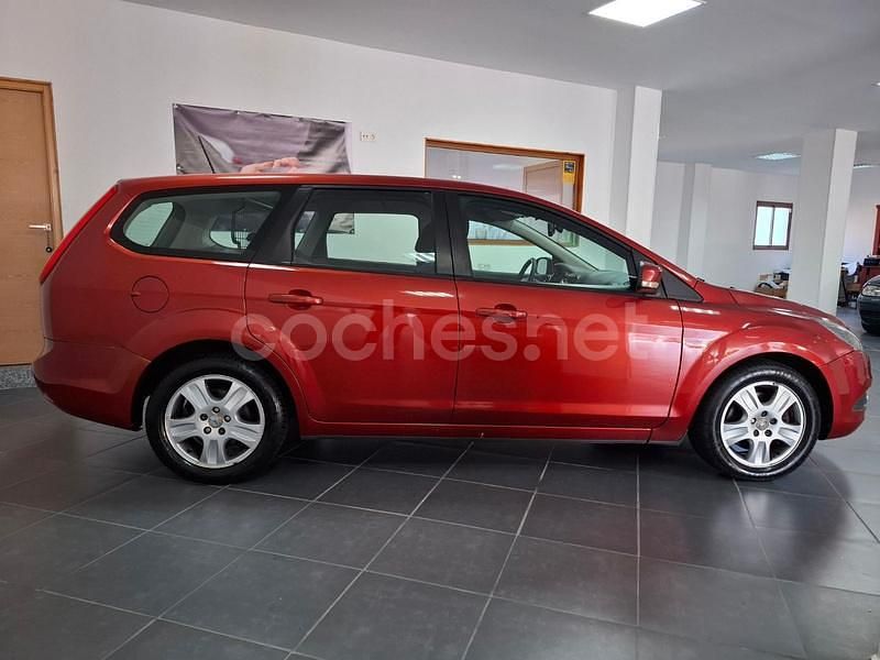 Usado Ford Focus Trend 136 CV (100 kW) 2009 Granate Familiar