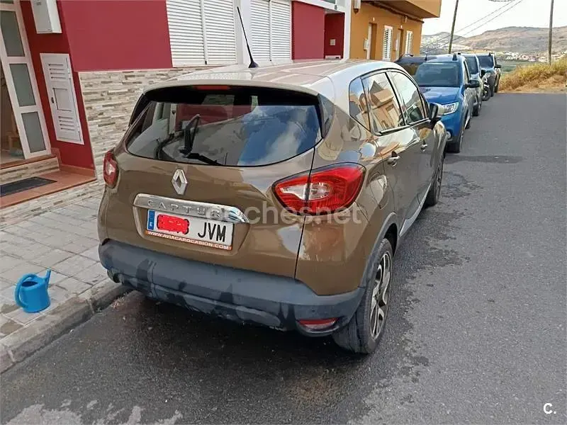 Usado Renault Captur Zen 120 CV (88 kW) 2016 Marrón SUV