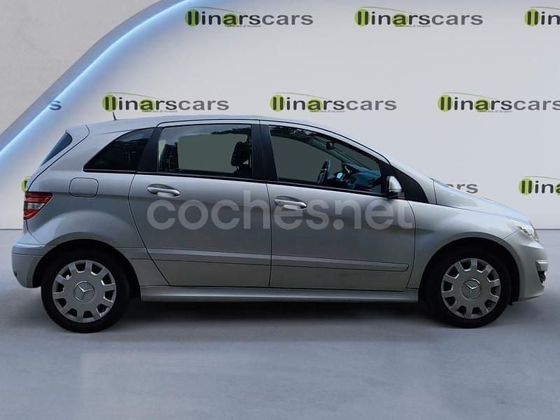 Usado Mercedes B200 136 CV (100 kW) 2009 Gris / plata Monovolumen