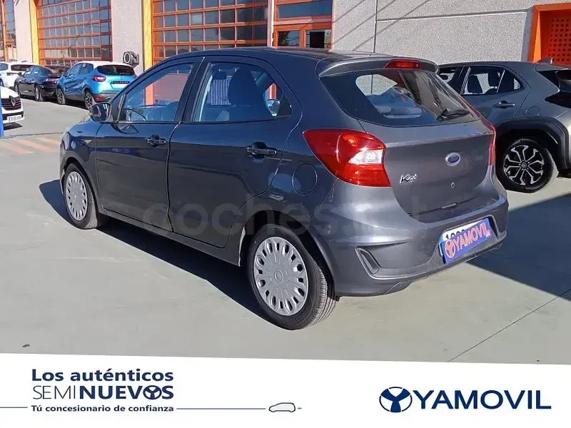 Usado Ford Ka Plus 71 CV (52 kW) 2018 Gris / plata Utilitario