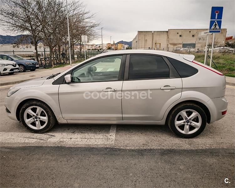 Usado Ford Focus Trend 90 CV (66 kW) 2009 Gris / plata Berlina