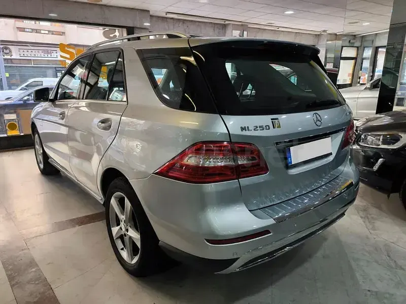 Usado Mercedes ML250 AMG Edition 1 204 CV (150 kW) 2012 Gris / plata SUV