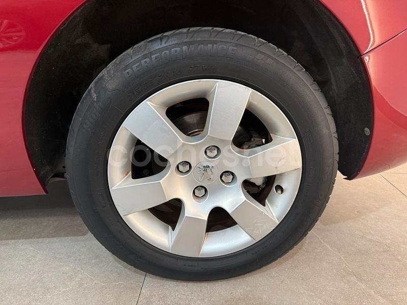 Usado Peugeot 5008 Allure 112 CV (82 kW) 2011 Granate Monovolumen