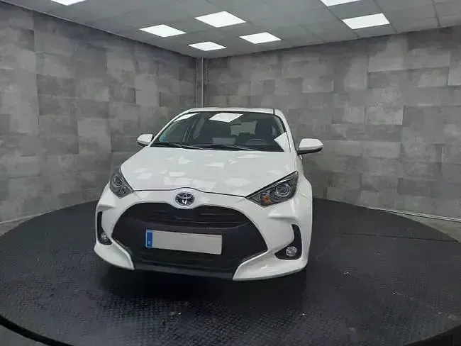Usado Toyota Yaris Active 116 CV (85 kW) 2022 Blanco Utilitario