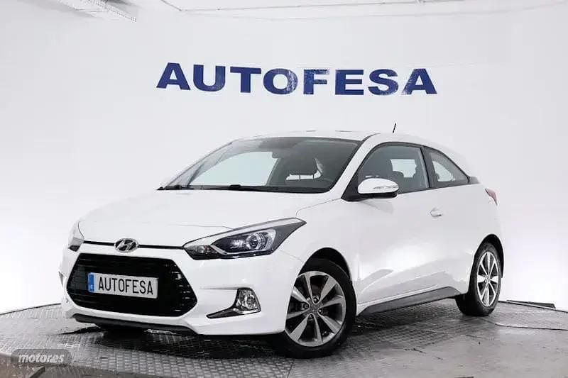 Usado Hyundai i20 100 CV (73 kW) 2017 Blanco Coupe