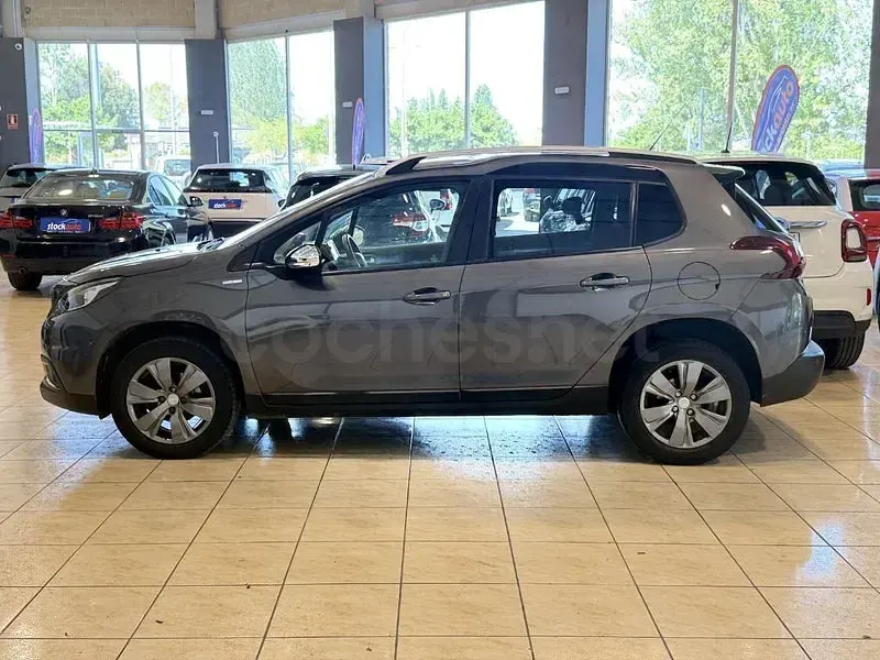 Usado Peugeot 2008 Style 100 CV (73 kW) 2017 Gris / plata SUV