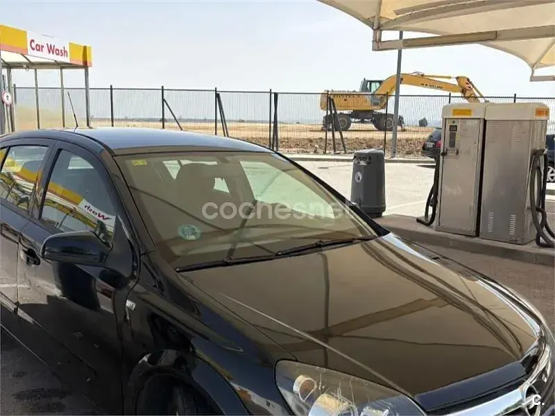 Usado Opel Astra Elegance 105 CV (77 kW) 2006 Negro Familiar