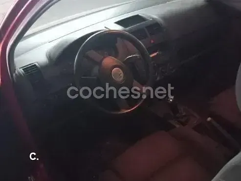 Usado VW Polo Trendline 64 CV (47 kW) 2003 Rojo Berlina