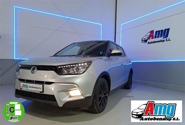 Usado Ssangyong (KGM) Tivoli Limited 128 CV (94 kW) 2017 Gris SUV