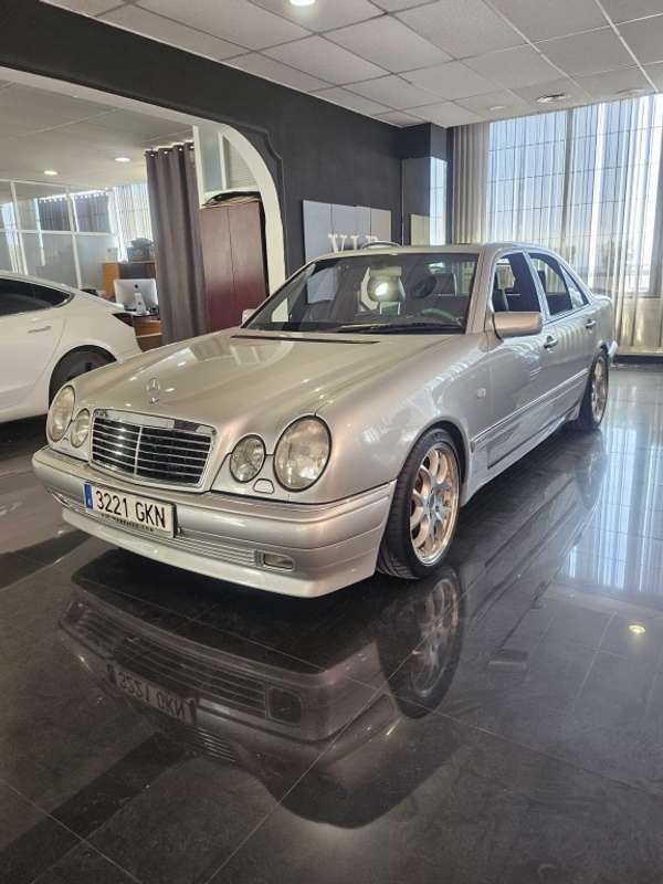 Plateado Usado 1996 Mercedes E420 Avantgarde Berlina | 49.999 € - Imagen 1/4