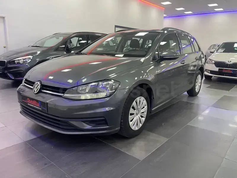 Usado VW Golf VII Business 115 CV (84 kW) 2018 Gris / plata Familiar