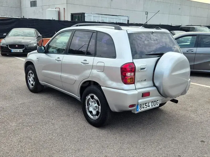 Usado Toyota RAV4 Luna 125 CV (91 kW) 2004 Gris / plata SUV