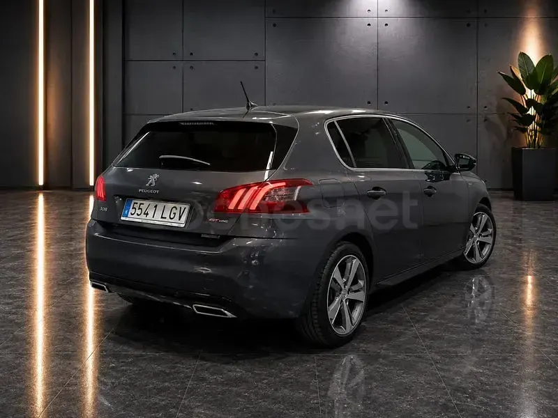 Usado Peugeot 308 GT-line 130 CV (95 kW) 2020 Gris / plata Berlina