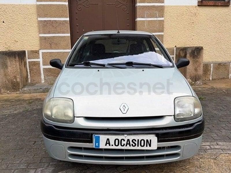 Usado Renault Clio II 75 CV (55 kW) 1999 Gris / plata Berlina