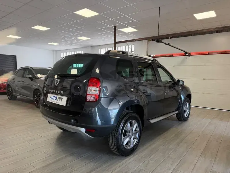 Usado Dacia Duster Lauréate 110 CV (80 kW) 2015 Gris / plata SUV