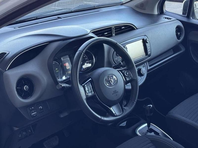 Usado Toyota Yaris Hybrid Active 100 CV (73 kW) 2017 Blanco Utilitario