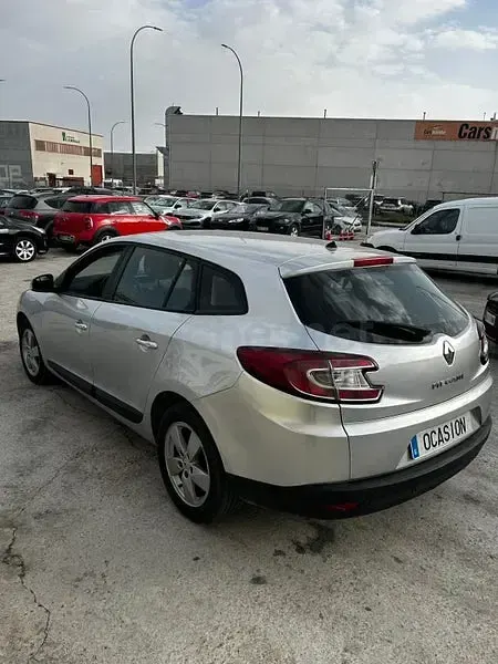 Usado Renault Mégane III Dynamique 130 CV (95 kW) 2012 Gris / plata Berlina