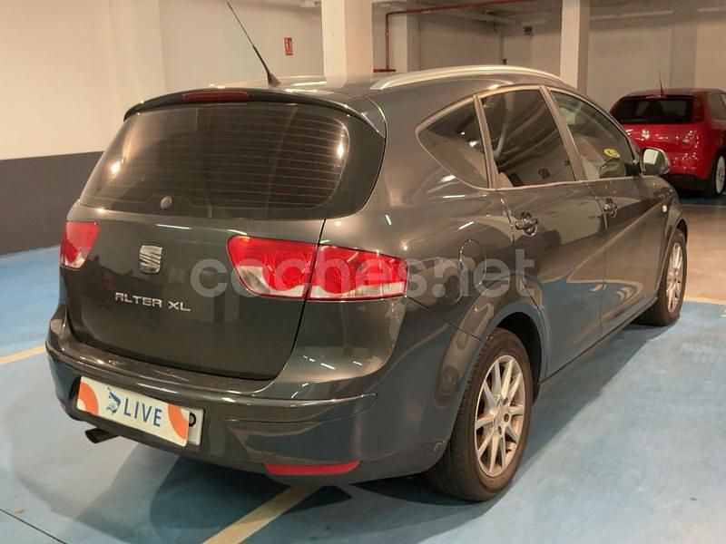Usado Seat Altea XL Style 105 CV (77 kW) 2010 Gris / plata Monovolumen