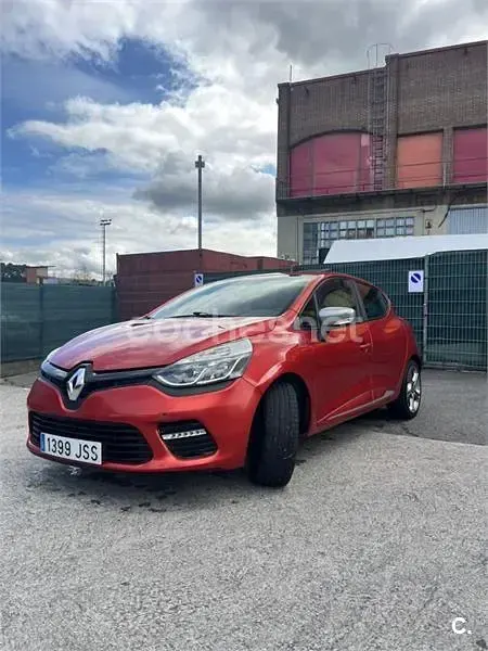 Begagnad Renault Clio IV Zen 90 HK (66 kW) 2016 Röd Sedan