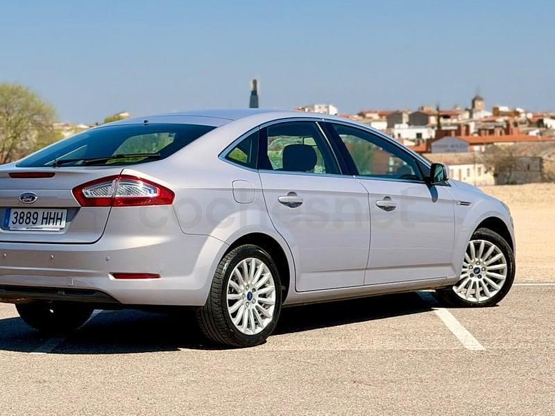 Usado Ford Mondeo Titanium 140 CV (102 kW) 2011 Gris / plata Berlina