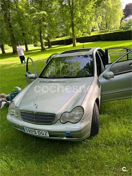 Usado Mercedes C220 Classic 125 CV (91 kW) 2001 Gris / plata Berlina
