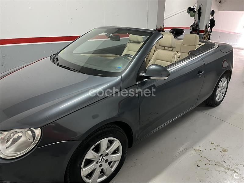 Usado VW Eos 140 CV (102 kW) 2009 Gris / plata Descapotable