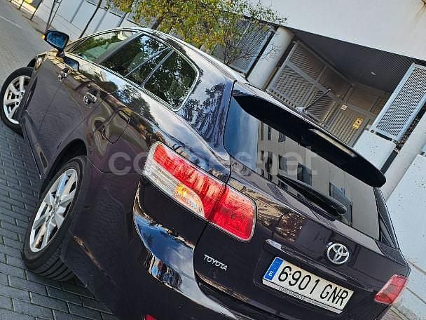 Usado Toyota Avensis Sol 126 CV (92 kW) 2009 Granate Berlina