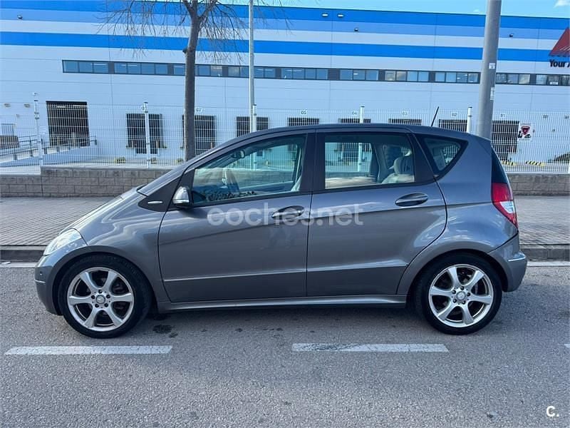 Usado Mercedes A180 116 CV (85 kW) 2010 Gris / plata Monovolumen
