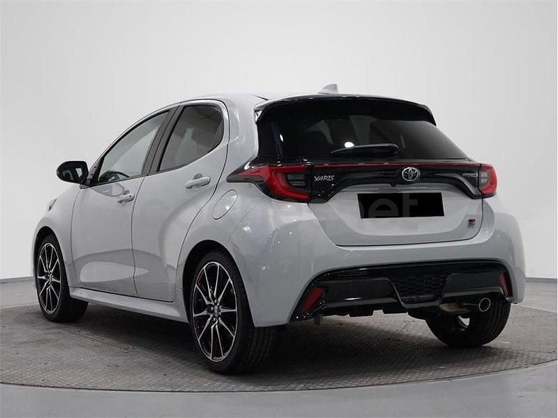 Usado Toyota Yaris Hybrid Sport 116 CV (85 kW) 2023 Gris / plata Berlina