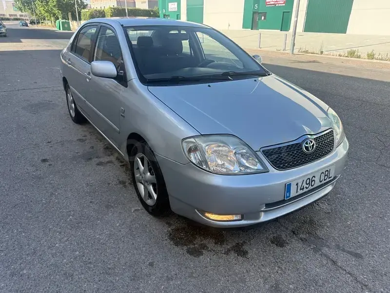 Usado Toyota Corolla Sol 110 CV (80 kW) 2005 Gris / plata Berlina