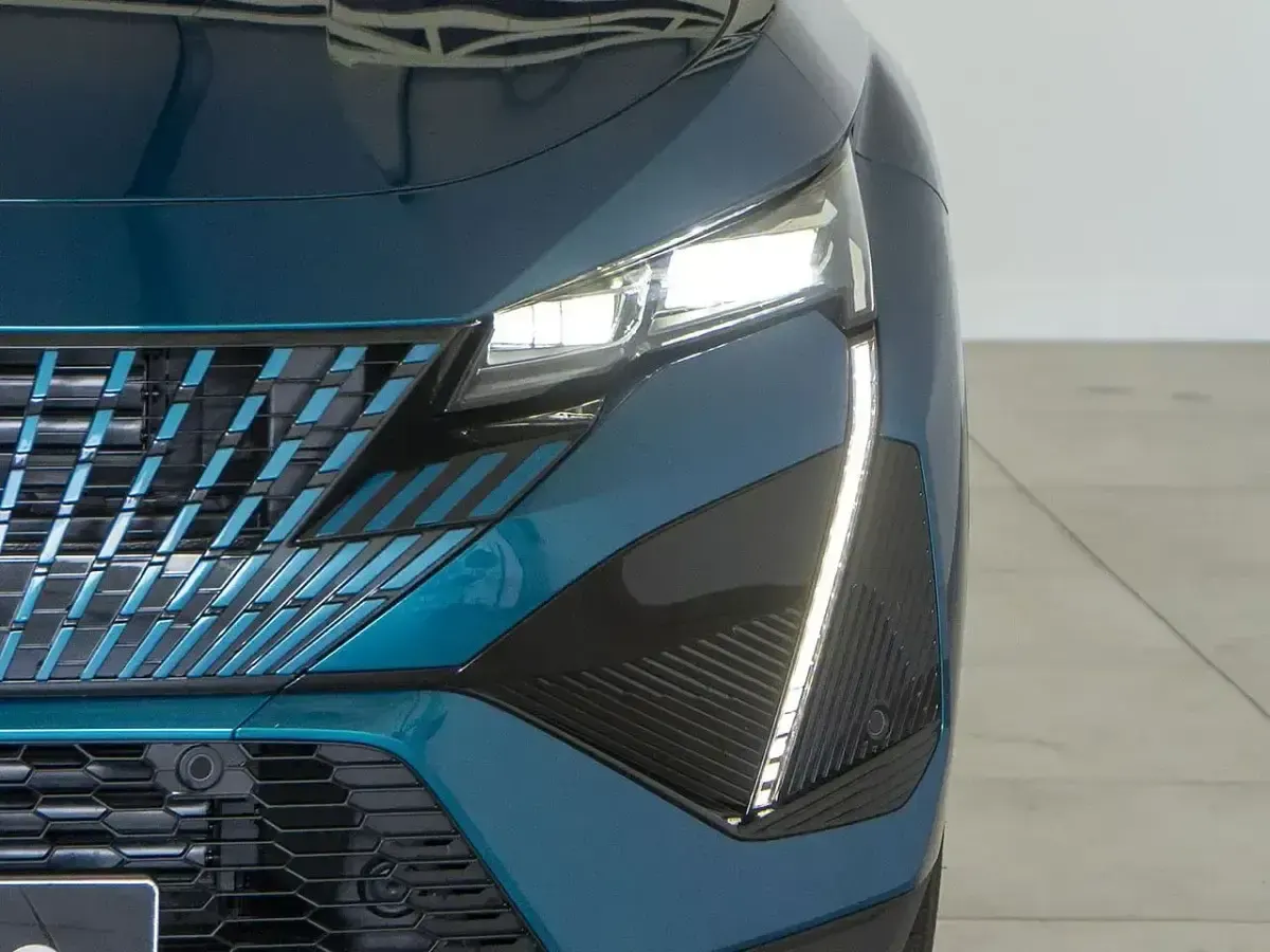 Usado Peugeot 408 GT 130 CV (95 kW) 2023 Azul Berlina
