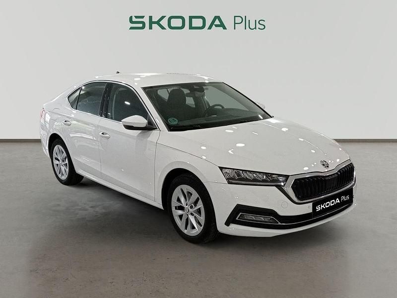 Blanco Usado 2024 Skoda Octavia Selection Berlina | 28.390 € (Precio justo) - Imagen 1/4