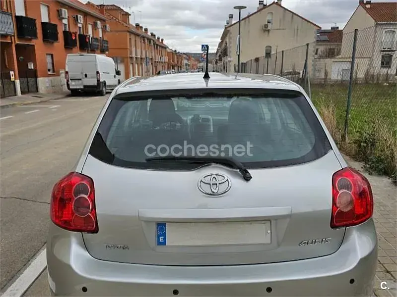 Usado Toyota Auris Sol 124 CV (91 kW) 2007 Gris / plata Utilitario