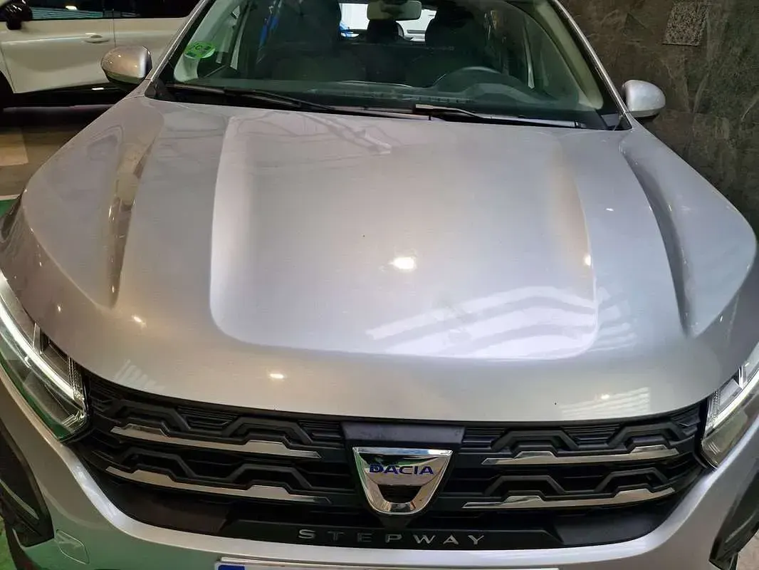 Usado Dacia Sandero Comfort 91 CV (66 kW) 2022 Gris higland Utilitario