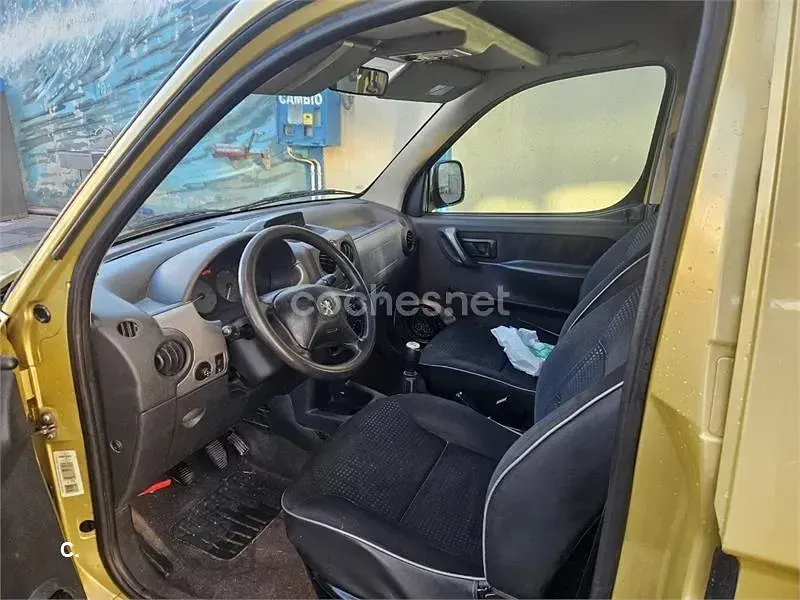 Usado Peugeot Partner Tepee Premium 90 CV (66 kW) 2009 Amarillo Monovolumen