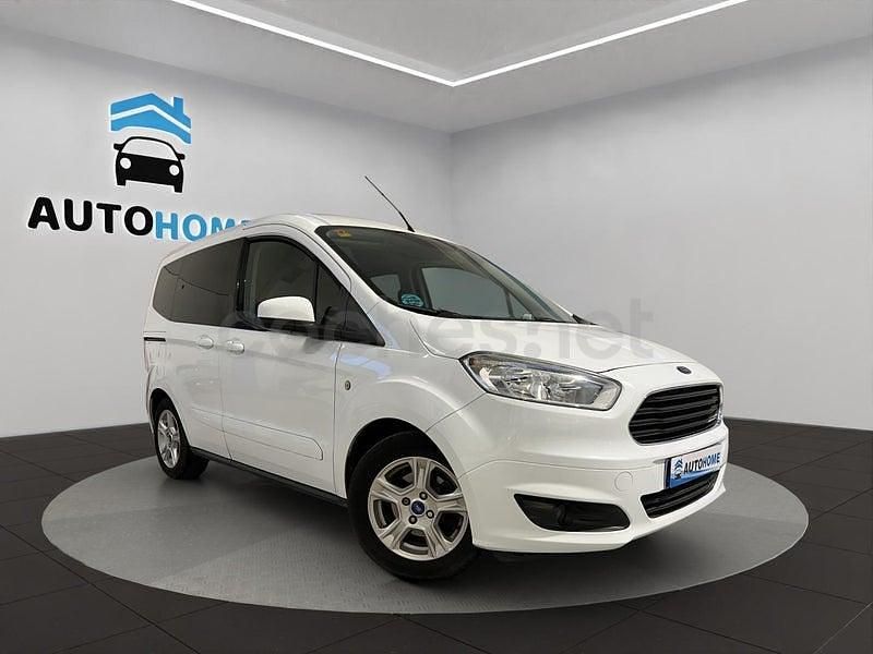 Usado Ford Tourneo Courier Trend 102 CV (75 kW) 2015 Blanco Monovolumen