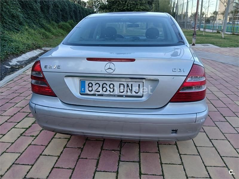 Usado Mercedes E220 Avantgarde 143 CV (105 kW) 2003 Gris / plata Berlina