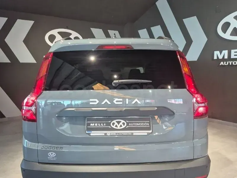 Usado Dacia Jogger Expression 110 CV (80 kW) 2025 Gris / plata Monovolumen
