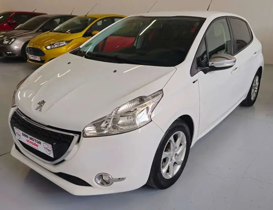 Usado Peugeot 208 Allure 82 CV (60 kW) 2014 Blanco Utilitario