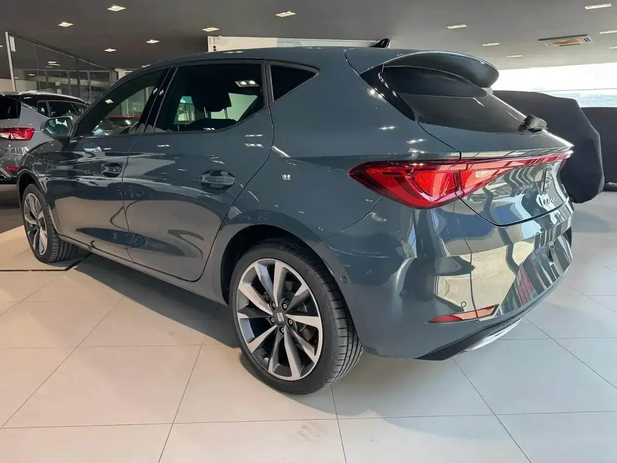 Usado Seat Leon FR 204 CV (150 kW) 2024 Azul