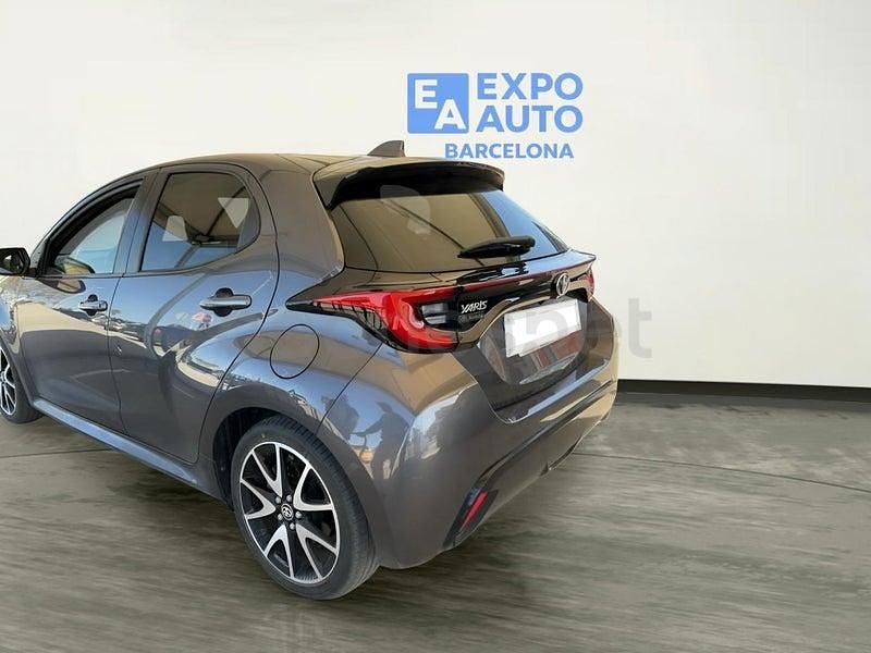 Usado Toyota Yaris Hybrid Plus 116 CV (85 kW) 2021 Gris / plata Berlina