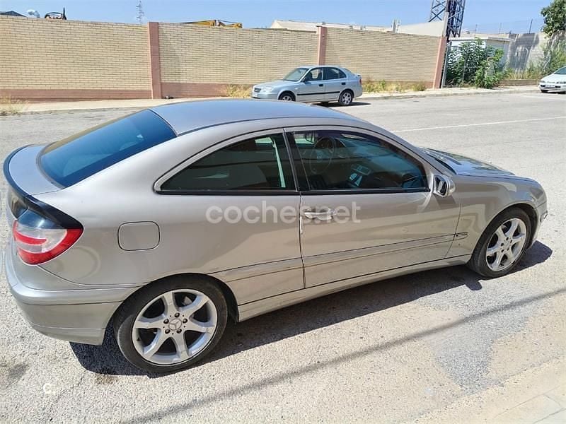 Beige Usado 2006 Mercedes C180 Sport Edition Berlina | 7000 € (Precio justo) - Imagen 1/4