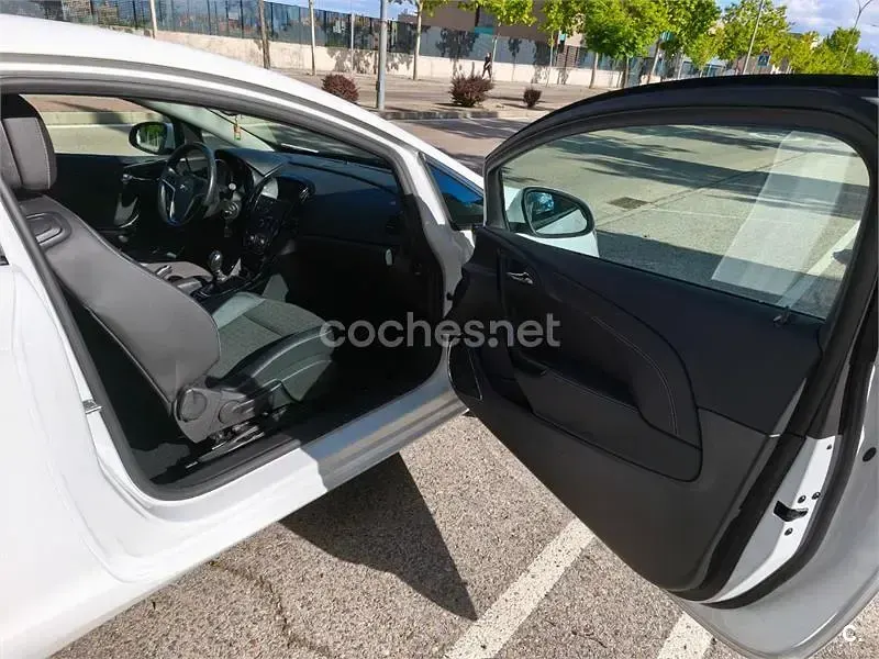 Usado Opel Astra GTC Selective 136 CV (100 kW) 2015 Blanco Berlina