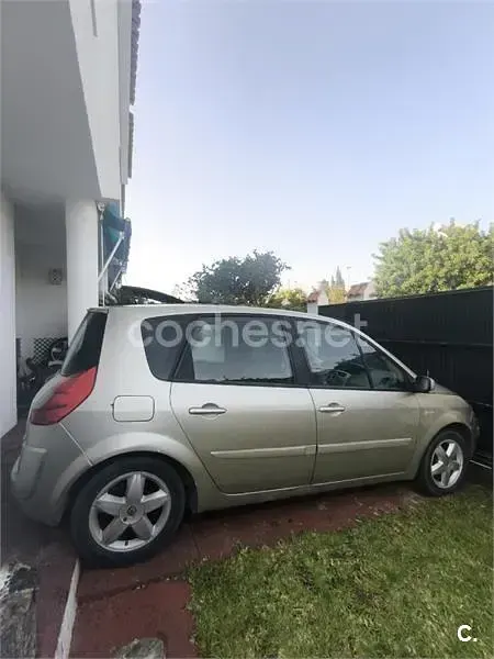 Usado Renault Scénic Dynamique 85 CV (62 kW) 2007 Beige Monovolumen