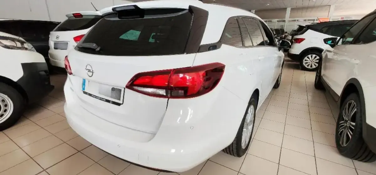 Usado Opel Astra Elegance 122 CV (89 kW) 2020 Blanco Familiar