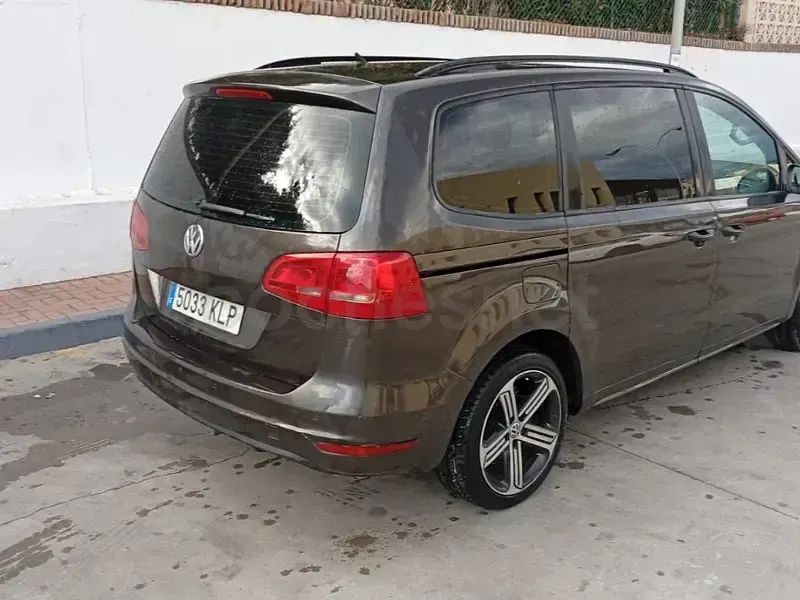 Usado VW Sharan Sport 140 CV (102 kW) 2014 Marrón Monovolumen