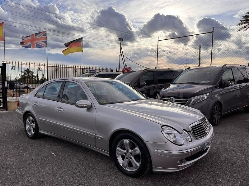 Usado Mercedes E220 Avantgarde 150 CV (110 kW) 2005 Gris / plata Berlina