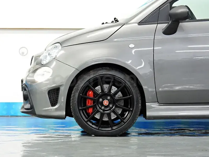 Usado Abarth 695 180 CV (132 kW) 2023 Gris / plata Utilitario