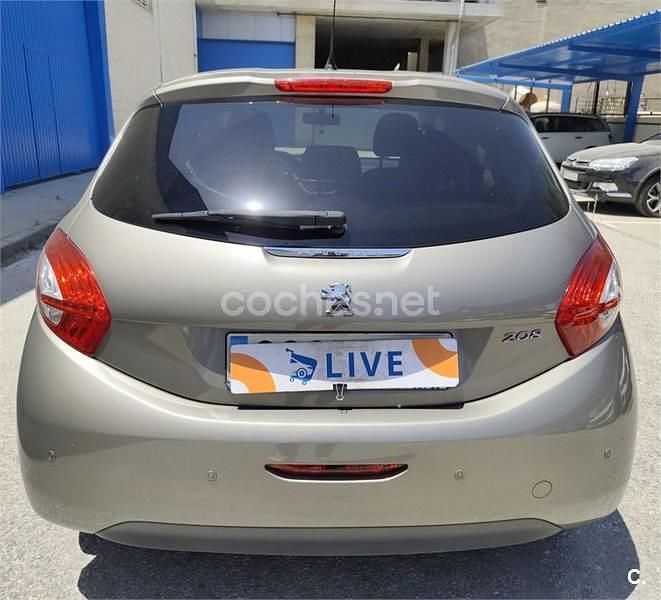 Beige Usado 2015 Peugeot 208 Style Utilitario | 6500 € (Precio justo) - Imagen 1/2