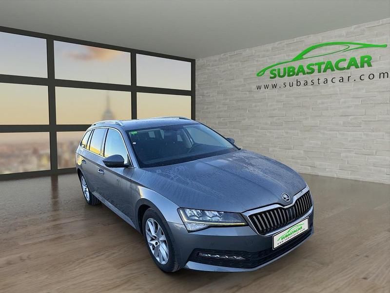 Usado Skoda Superb Ambition 150 CV (110 kW) 2022 Gris metalizado Familiar